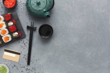 Suşi maki ve rulo çaydanlık ve kredi kartı ile