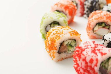 Suşi dizi portre rulo, beyaz arka plan üzerinde