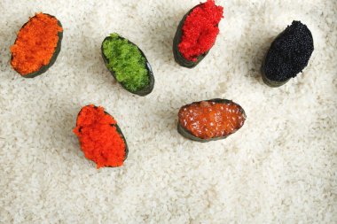 Suşi gunkan beyaz pirinç arka plan üzerinde üzerinde Üstten Görünüm