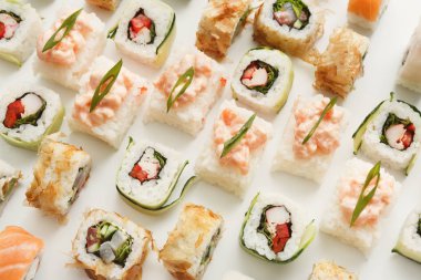 Beyaz zemin üzerine Japon suşi rulo