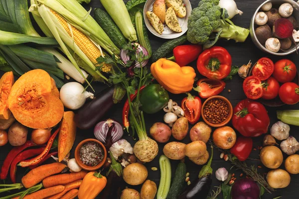 Colorful fresh organic vegetables background — Stock Photo, Image
