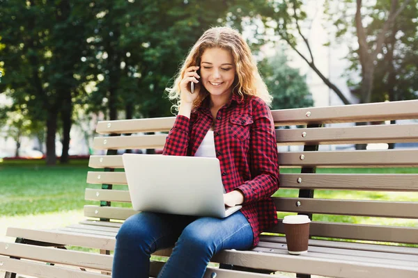 Sonriente joven hablando por teléfono al aire libre — Foto de Stock