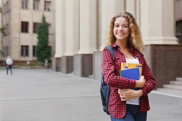 美丽的女学生站在大学校园前 — 图库照片