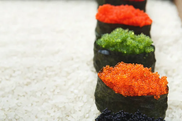 Közelkép a háttér fehér rizs sushi gunkan — Stock Fotó