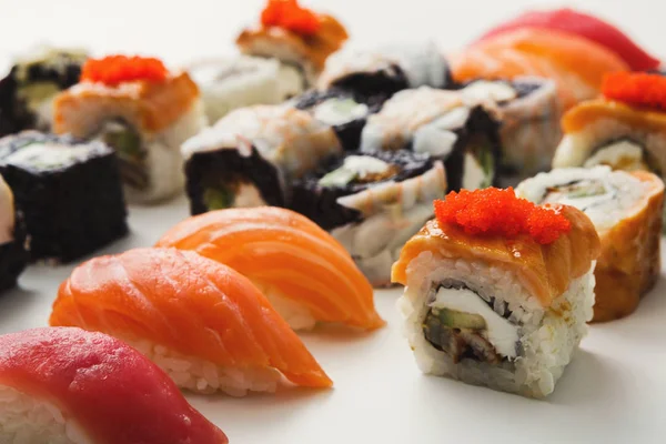 Conjunto de rolos de sushi, maki sobre fundo branco — Fotografia de Stock