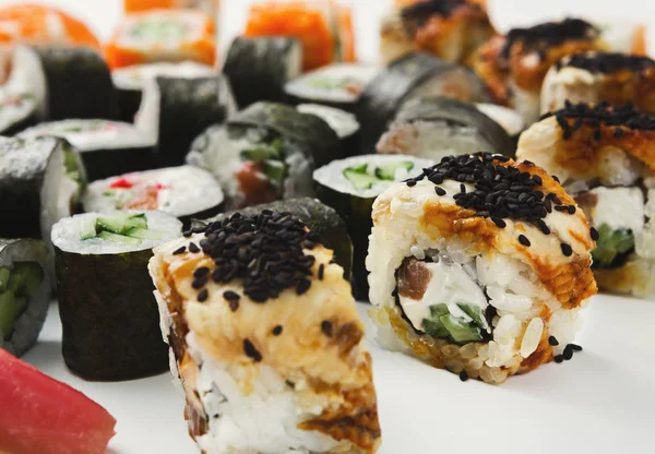 Set sushi rollen, maki op witte achtergrond — Stockfoto