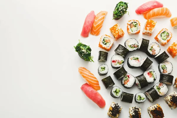 Ensemble de rouleaux de sushi, maki sur fond blanc — Photo