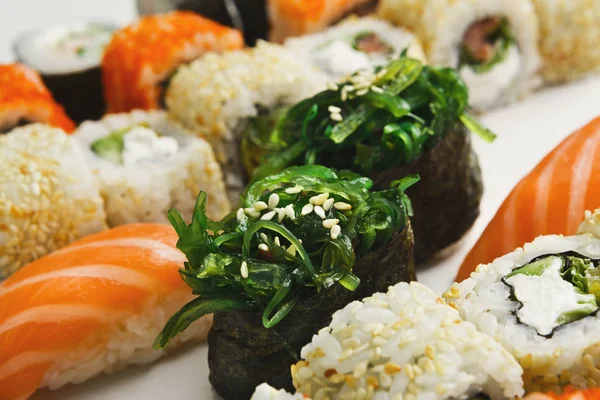 Conjunto de rolos de sushi, maki sobre fundo branco — Fotografia de Stock