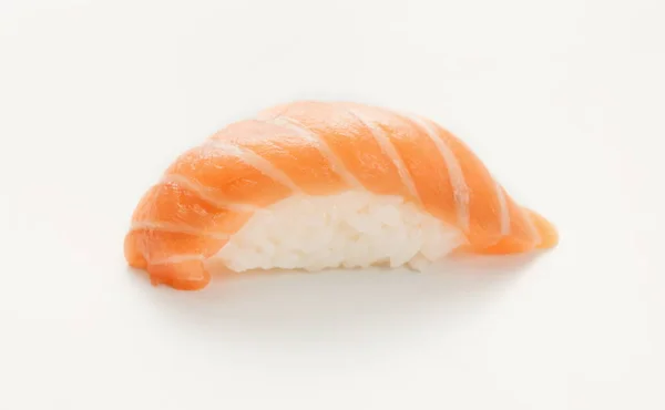 Um Salmão Nigiri Sushi isolado em branco — Fotografia de Stock