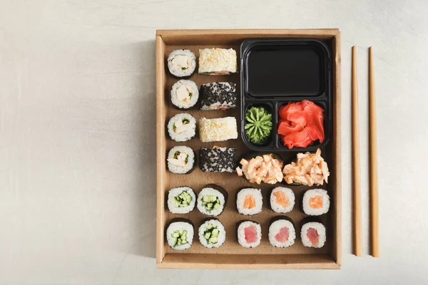 Widok z góry zestaw sushi maki i rolkach — Zdjęcie stockowe