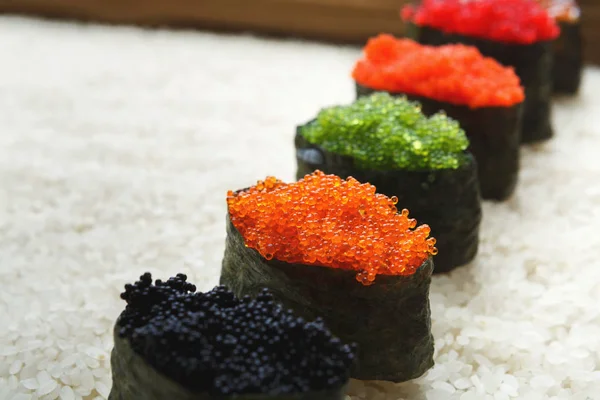 Close-up van sushi gunkan op witte rijst achtergrond — Stockfoto