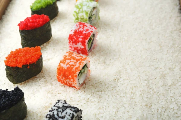 Fechar de rolos de sushi e gunkan em arroz — Fotografia de Stock