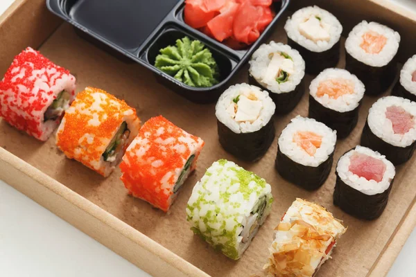 Κινηματογράφηση σε πρώτο πλάνο από σύνολο sushi maki και ρολά — Φωτογραφία Αρχείου