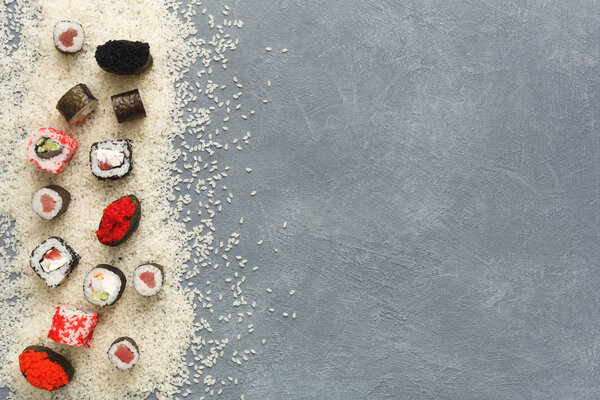 Вид сверху на множество суши-роллов и гаганов
