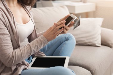 Tanınmayan kadın evde online alışveriş