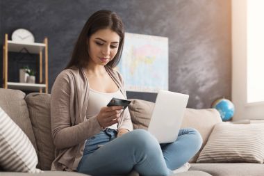 Kız evde online alışveriş