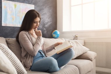 Genç düşünceli kadın kitap okumak