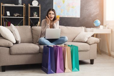 Sürpriz kadın laptop ve kredi kartı ile online satın alma