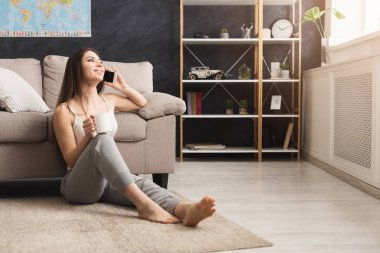 Cep telefonunuzda konuşuyor ve kahve içme kadın