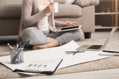 Tanınmayan kadın çalışırken kahve içme