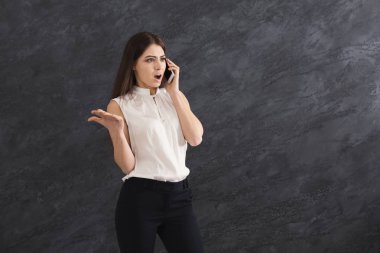 Mobil telefonda konuşurken sinirli iş kadını