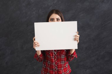 Boş beyaz kağıt olan kadın