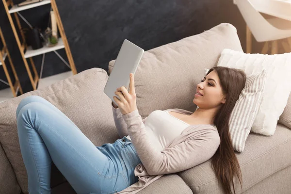 Lány otthon beszélgető online-ra digitális tabletta — Stock Fotó