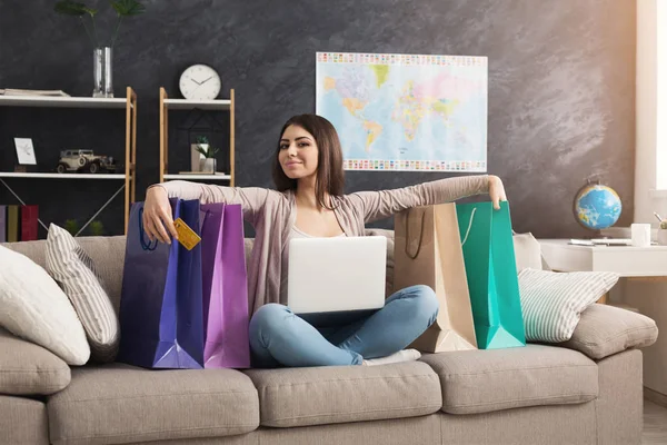 Mutlu kadın laptop ve kredi kartı ile online satın alma — Stok fotoğraf