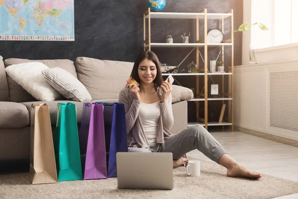 Mujer feliz compra en línea con ordenador portátil y tarjeta de crédito — Foto de Stock