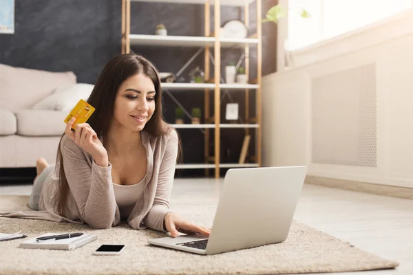 Mujer feliz en casa de compras en línea — Foto de Stock