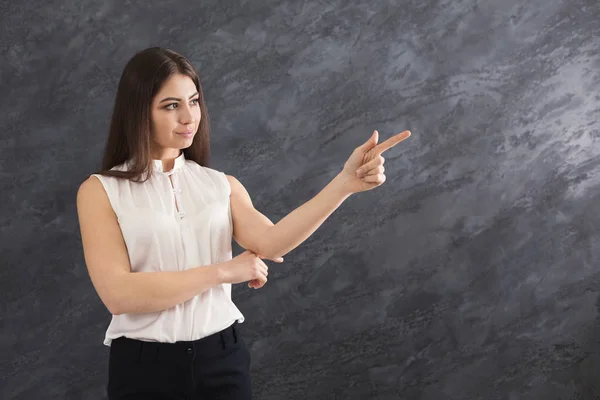 Lachende vrouw iets, punt vinger opdagen — Stockfoto