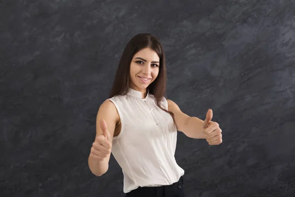 Jovem feliz mostrando polegar acima gesto — Fotografia de Stock