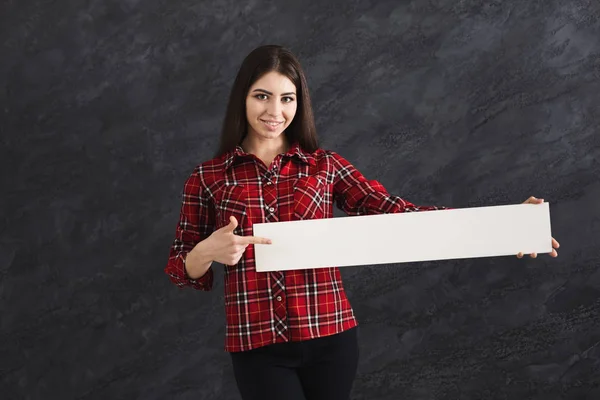 Молода жінка з чистим білим папером — стокове фото