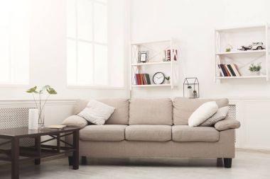 Beyaz modern iç yastıklar ile bej kanepe