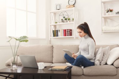 Kulaklık dijital tablet ile genç kız