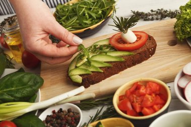 Kadın sağlıklı snack, closeup için lezzetli bruschettas yapma