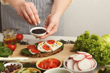 Kadın sağlıklı snack, closeup için lezzetli bruschettas yapma