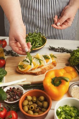 Kadın sağlıklı snack, closeup için lezzetli bruschettas yapma