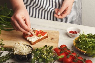 Feamale için doğru meze yapma sağlıklı bruschettas eller