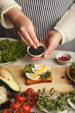 Kadın sağlıklı snack, closeup için lezzetli bruschettas yapma