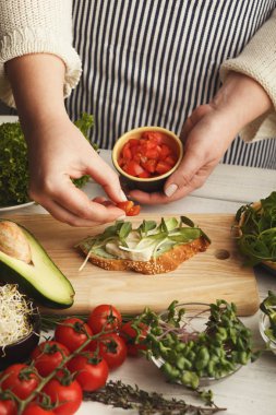 Kadın sağlıklı snack, closeup için lezzetli bruschettas yapma