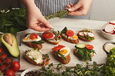 Feamale için doğru meze yapma sağlıklı bruschettas eller