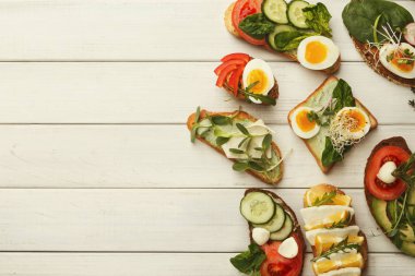 Sağlıklı vejetaryen sandviç Beyaz ahşap, en iyi görünümü üzerinde çeşitli