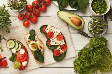 Bruschettas Ahşap mutfak masasında, üstten görünüm ürün yelpazesine