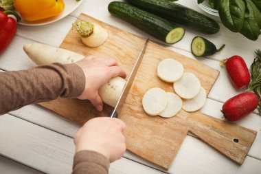 Kadın kesme taze şalgam ahşap tahta üzerinde