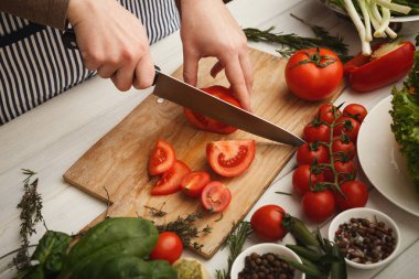 Kadının el kesme taze domates