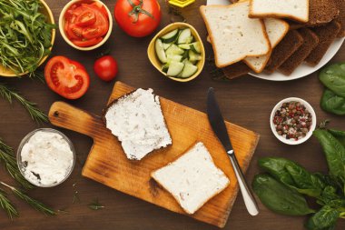 Yemek Lezzetli sandviç ile krem peynir, üstten görünüm