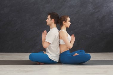 Genç çift meditasyon birlikte, arka arkaya