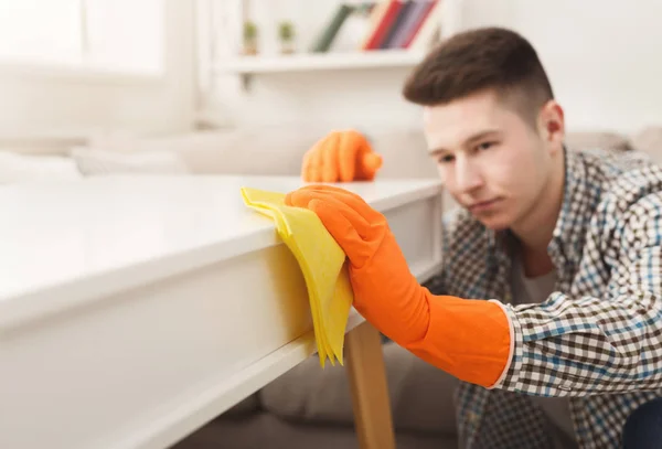 Giovane uomo pulizia casa con detergenti — Foto Stock