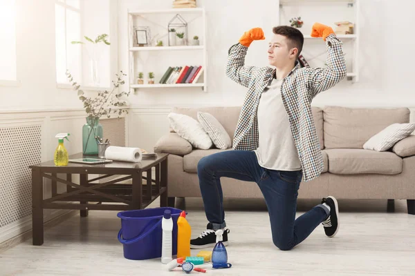 Joven hombre limpieza casa y divertirse —  Fotos de Stock